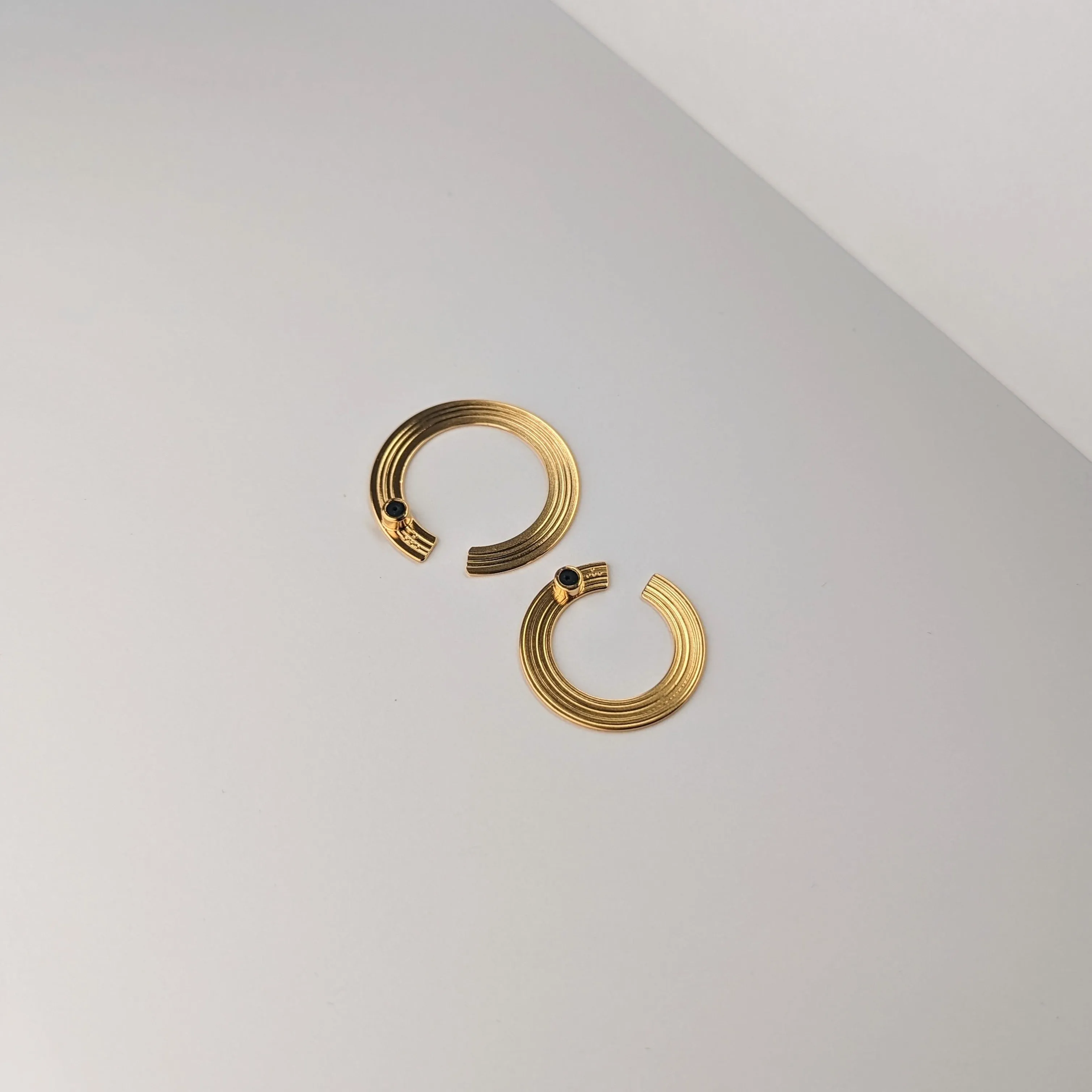 C line  ORBIT back cuff closure